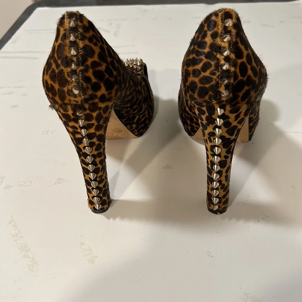 CHEETAH PLATFORM SHOE SIZE 9. VINCE CAMUTO